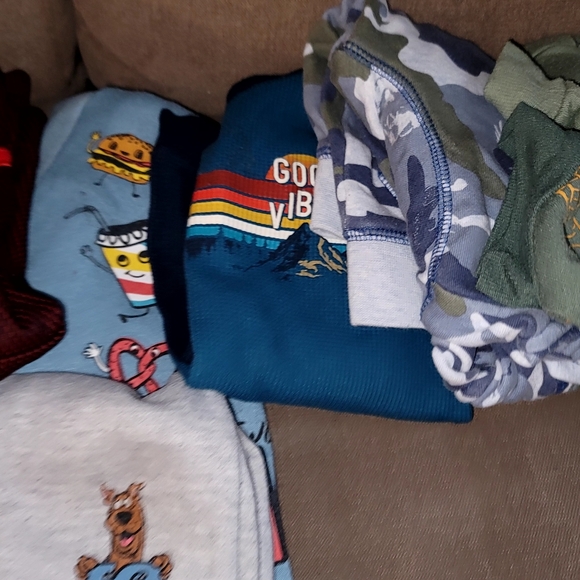 Boys clothing bundle, long and short sleeves 4T-5T - Picture 4 of 4